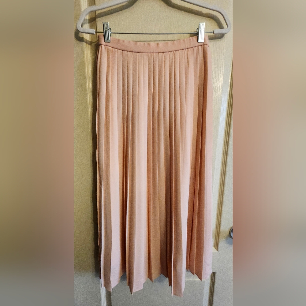UNIQLO Like New Midi Pleated Skirt. Size Small.